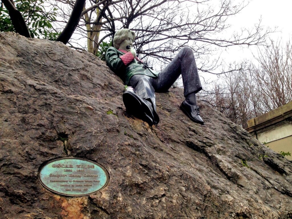 guia-dublin-dos-dias-que-ver-oscar-wilde-estatua-tetas