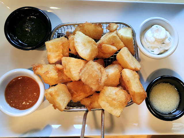 yuca-patatas-gajos-salsas-viva-burger